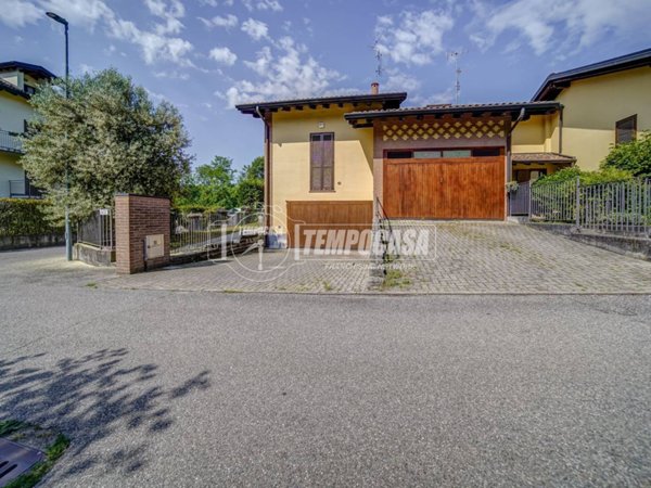casa indipendente in vendita a Buguggiate