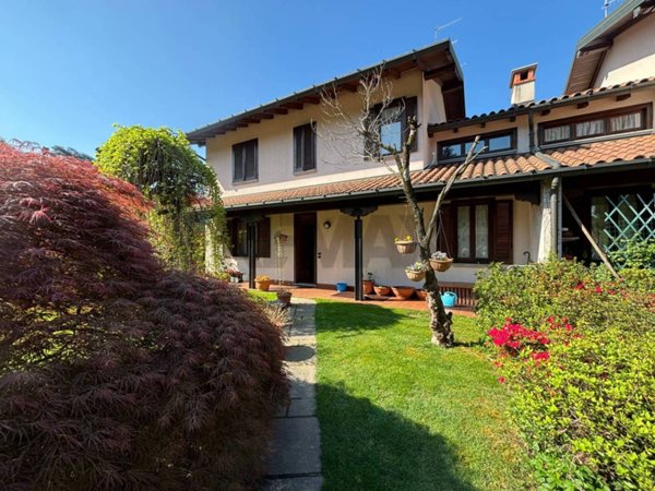 casa indipendente in vendita a Buguggiate