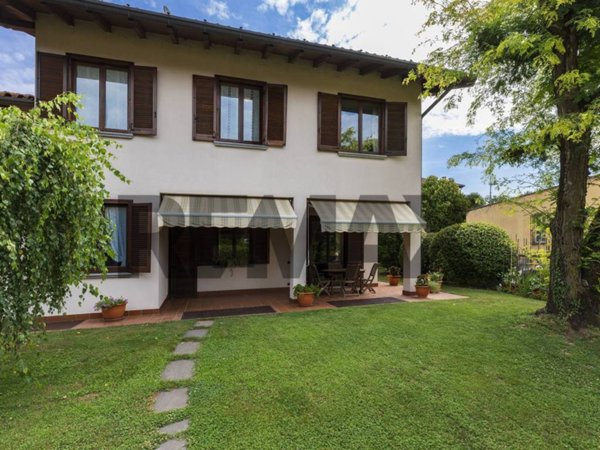 casa indipendente in vendita a Buguggiate