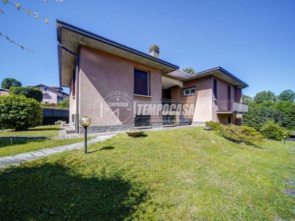 casa indipendente in vendita a Buguggiate