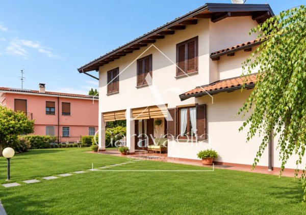 casa indipendente in vendita a Buguggiate