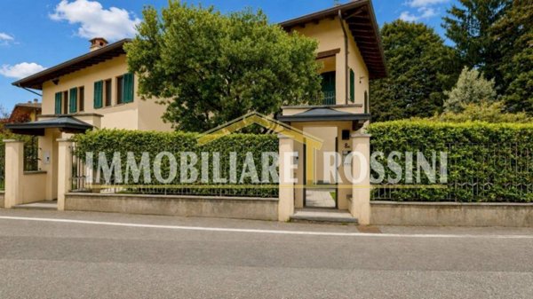 casa indipendente in vendita a Buguggiate