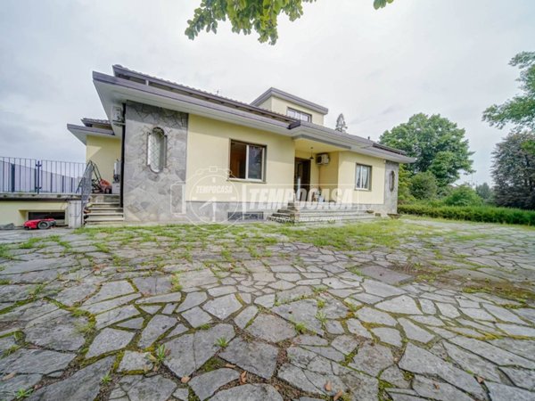 casa indipendente in vendita a Buguggiate