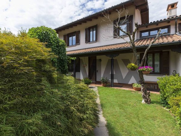 casa indipendente in vendita a Buguggiate
