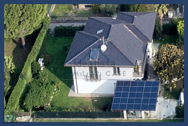 casa indipendente in vendita a Buguggiate
