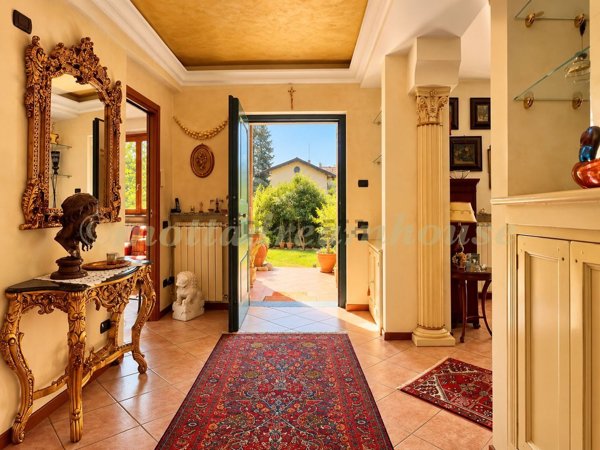 casa indipendente in vendita a Buguggiate