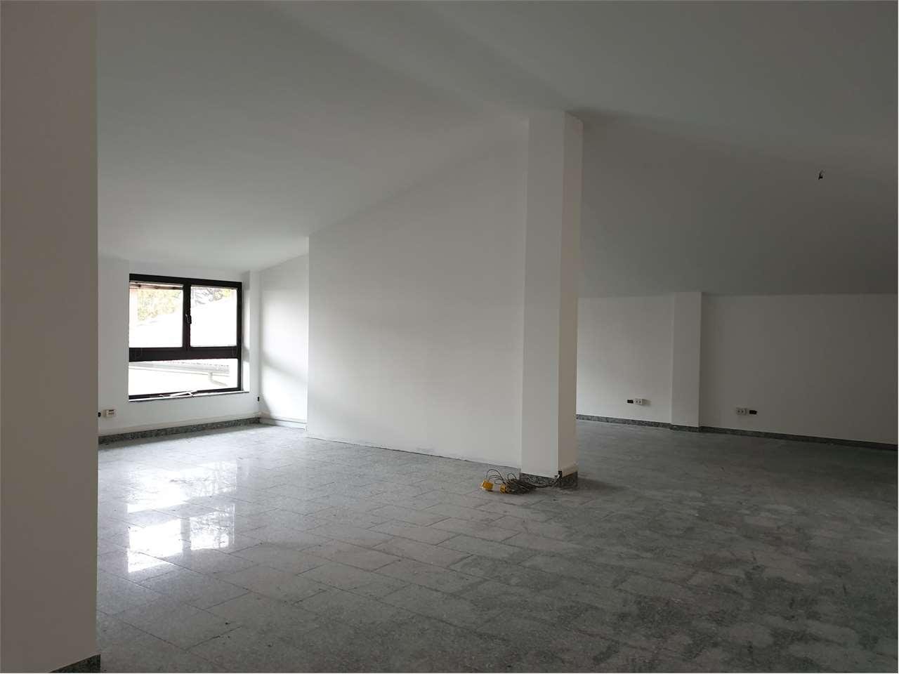 locale commerciale in vendita a Busto Arsizio