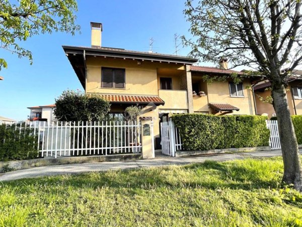 casa indipendente in vendita a Busto Arsizio