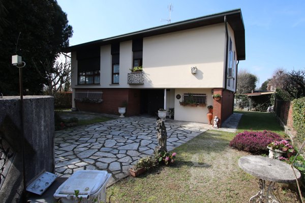 casa indipendente in vendita a Busto Arsizio