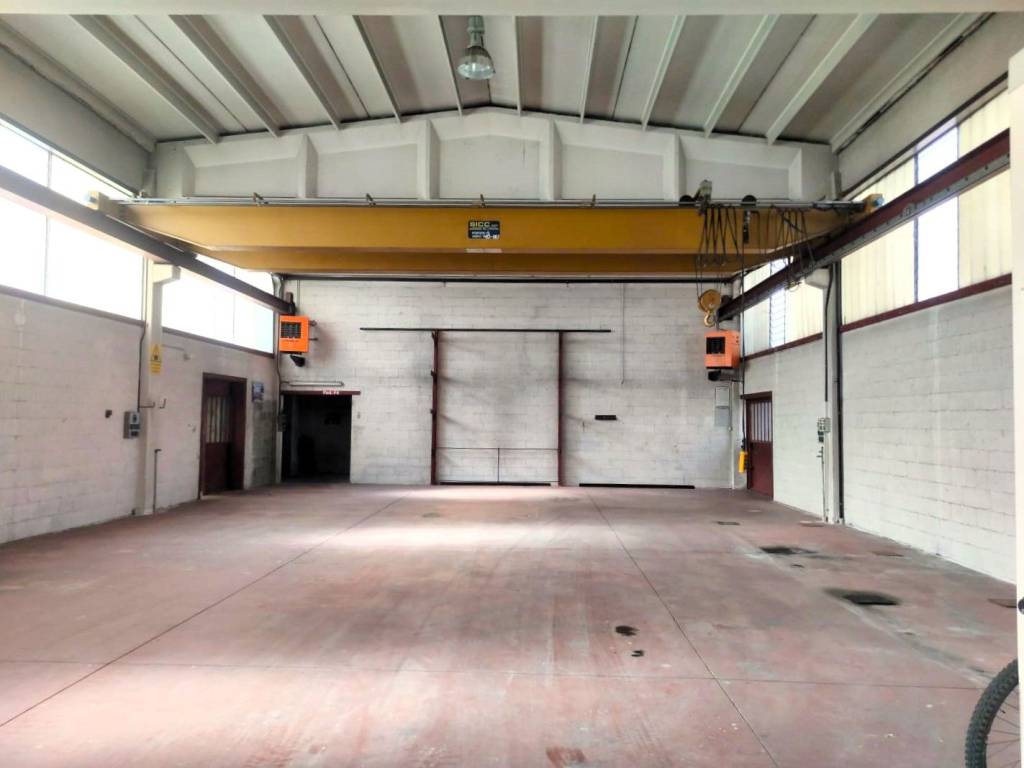 locale commerciale in vendita a Busto Arsizio
