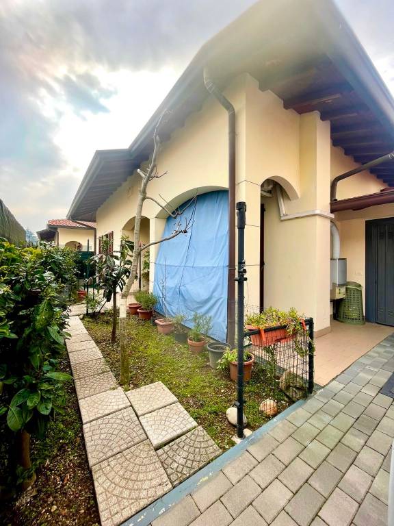 casa indipendente in vendita a Busto Arsizio in zona Borsano