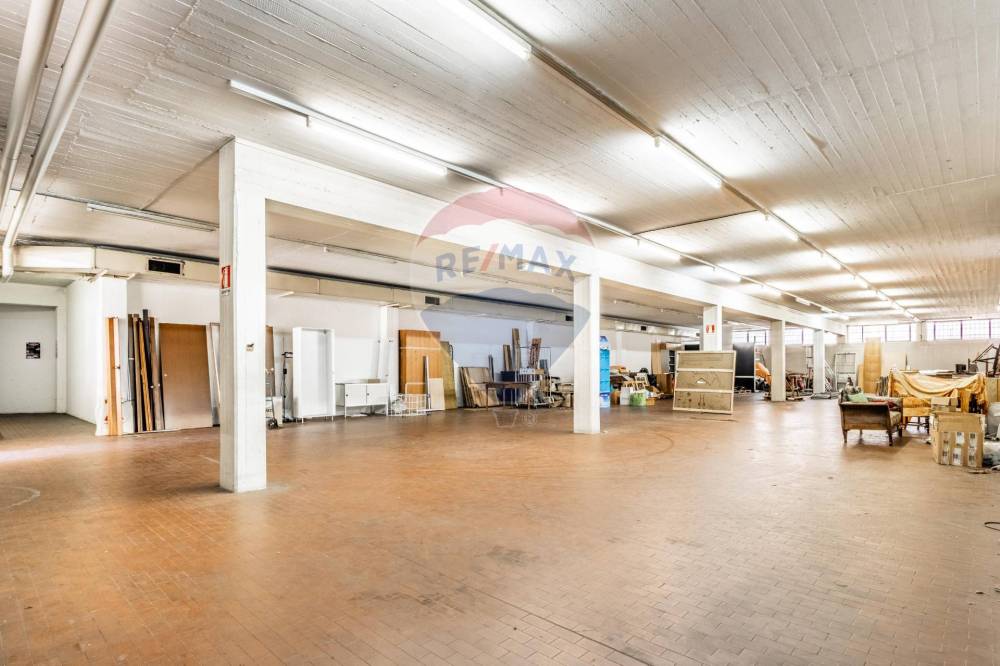 locale commerciale in vendita a Busto Arsizio