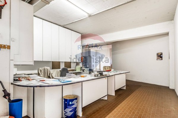 locale di sgombero in vendita a Busto Arsizio