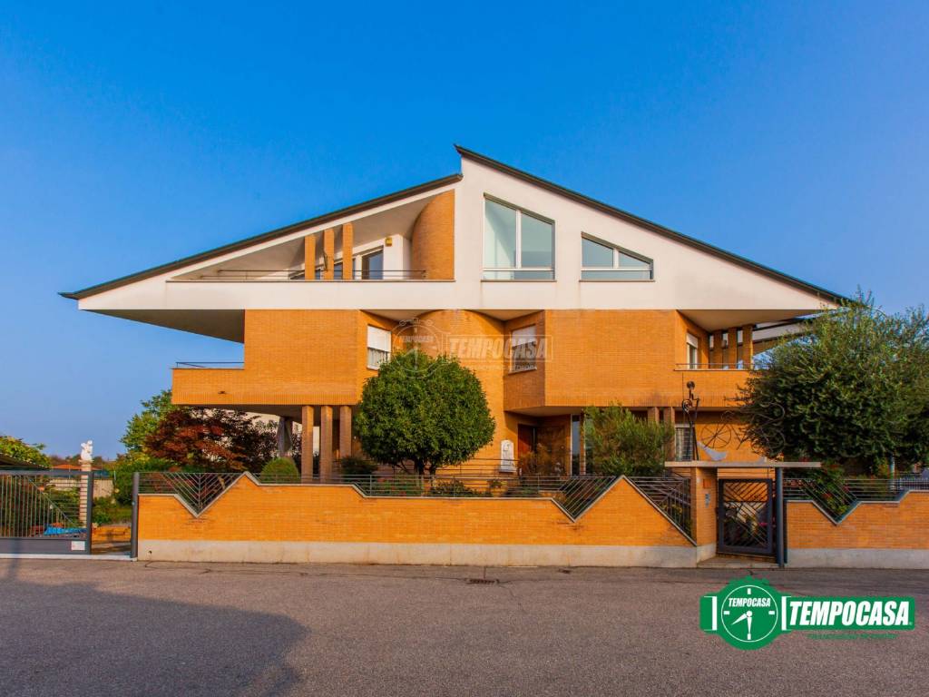 casa indipendente in vendita a Busto Arsizio