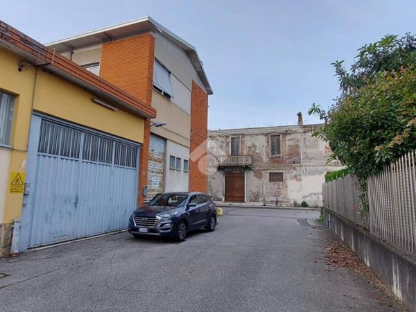 capannone in vendita a Busto Arsizio