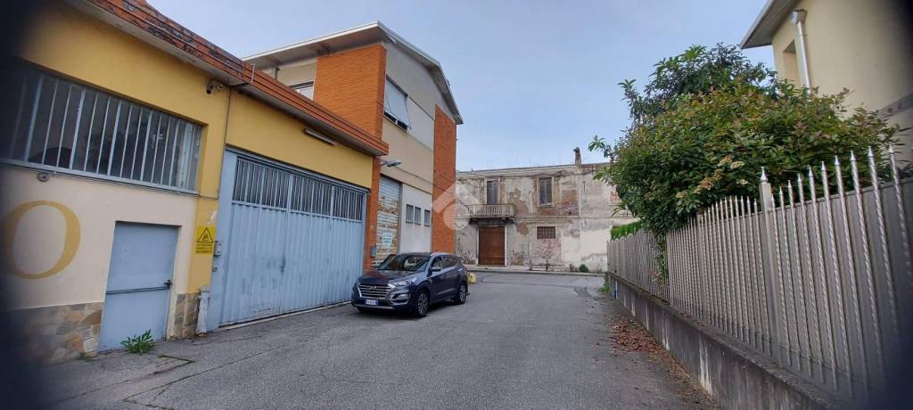capannone in vendita a Busto Arsizio