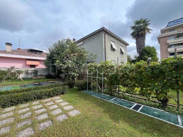 casa indipendente in vendita a Busto Arsizio