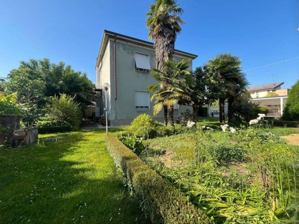 casa indipendente in vendita a Busto Arsizio in zona Borsano