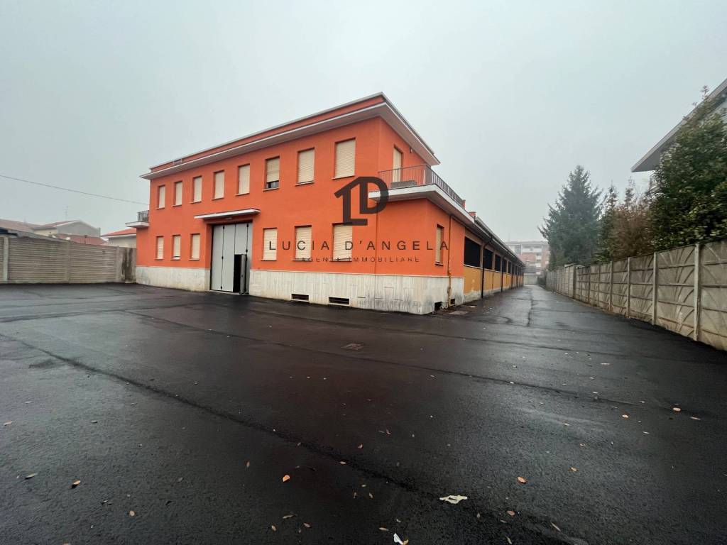 locale commerciale in vendita a Busto Arsizio