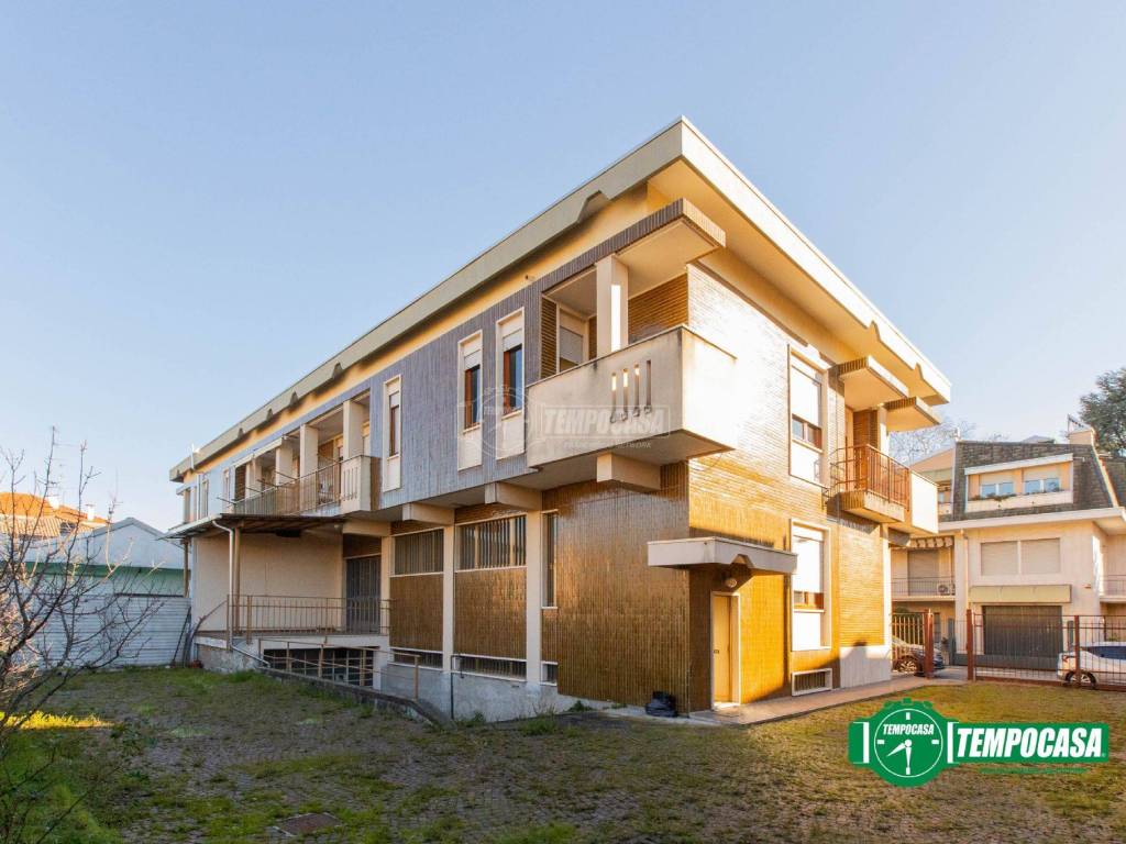 casa indipendente in vendita a Busto Arsizio