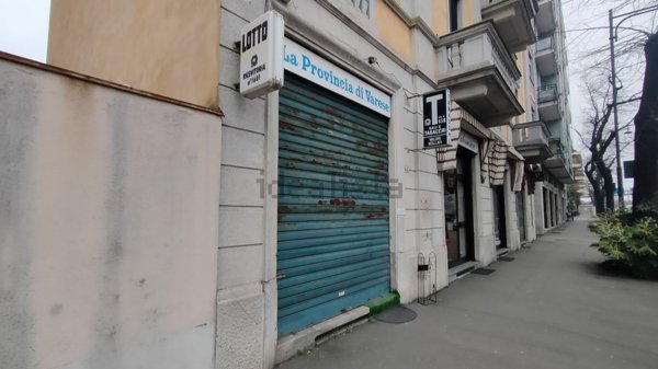 locale commerciale in vendita a Busto Arsizio