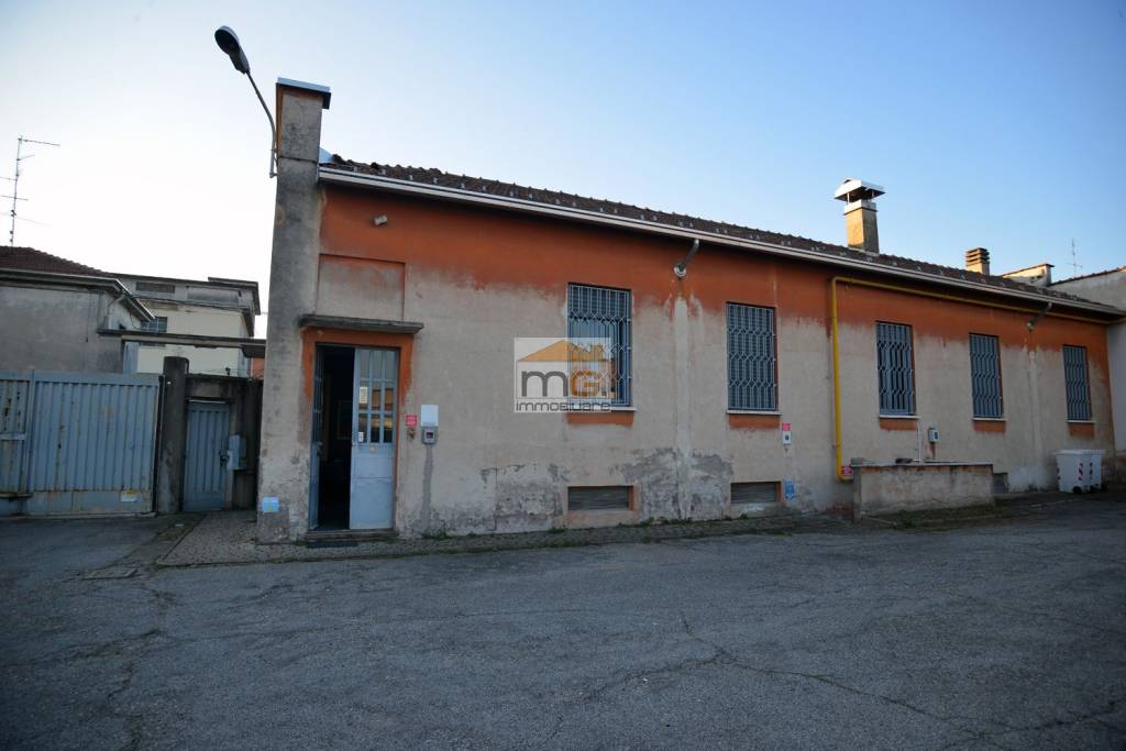 locale commerciale in vendita a Busto Arsizio