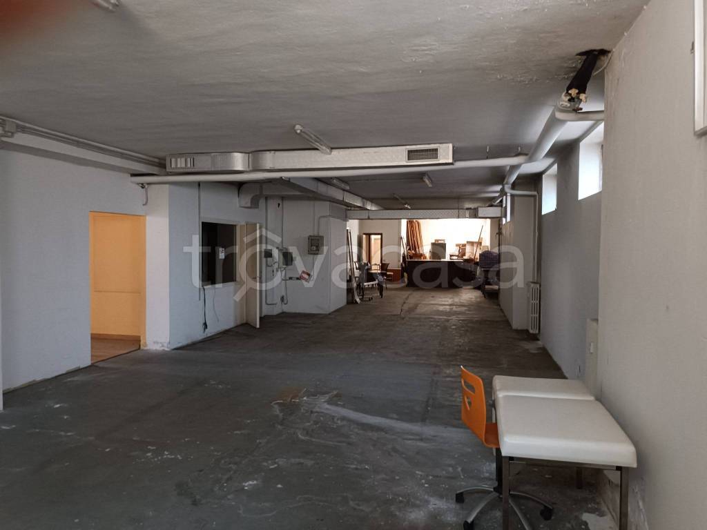 locale commerciale in vendita a Busto Arsizio