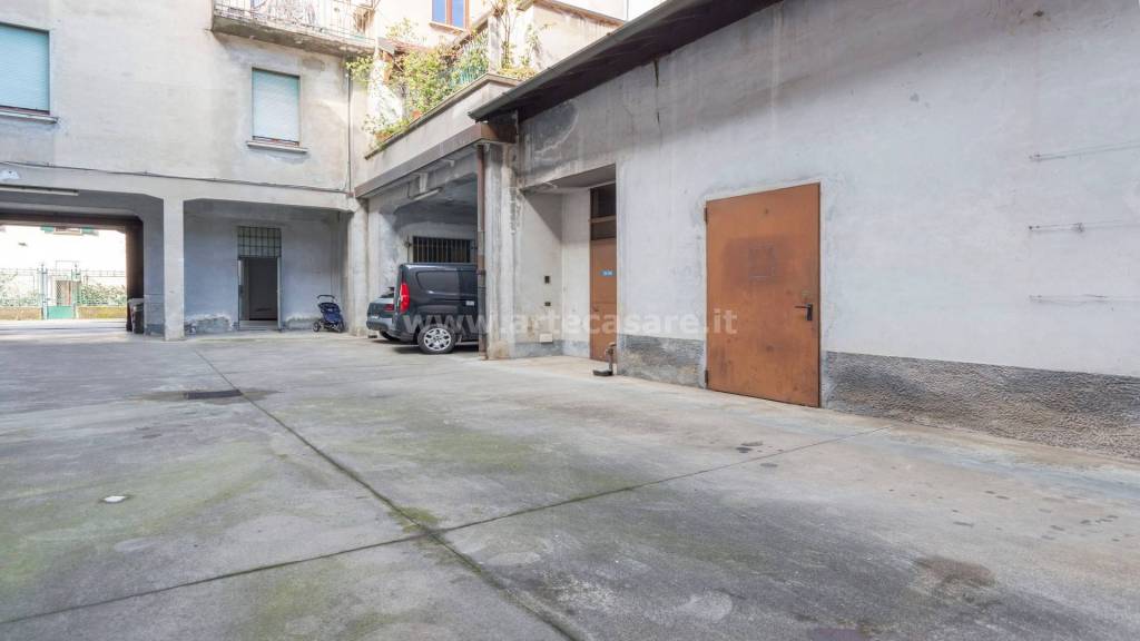 locale commerciale in vendita a Busto Arsizio