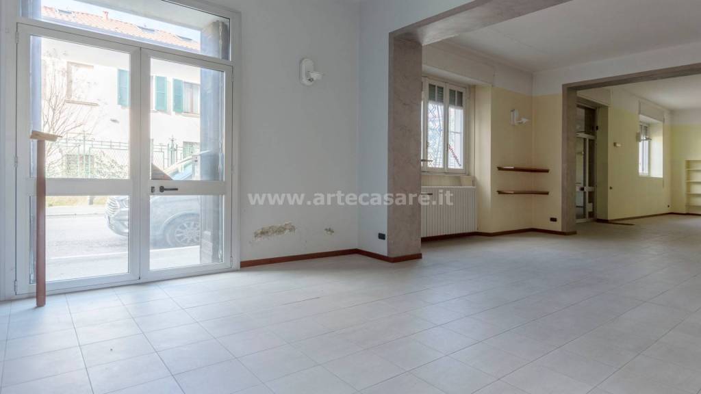 locale commerciale in vendita a Busto Arsizio
