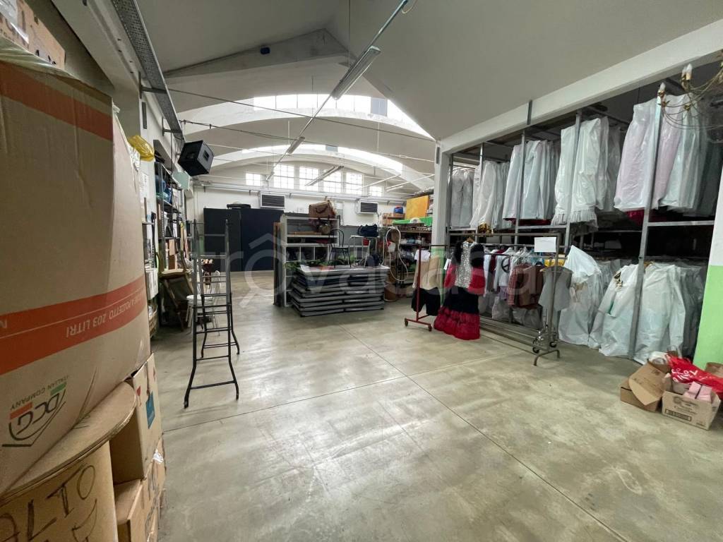 locale commerciale in vendita a Busto Arsizio in zona Borsano