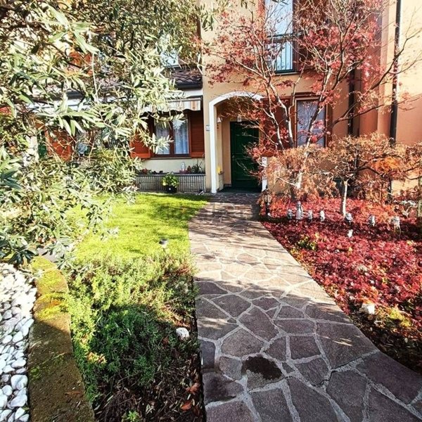 casa indipendente in vendita a Busto Arsizio in zona Borsano