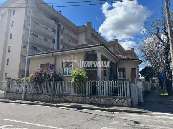 casa indipendente in vendita a Busto Arsizio