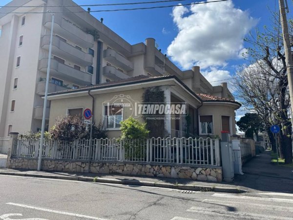 casa indipendente in vendita a Busto Arsizio