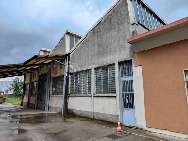 locale commerciale in vendita a Busto Arsizio