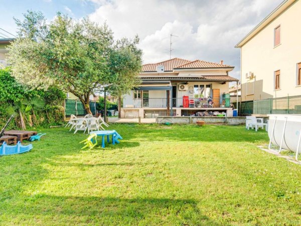 casa indipendente in vendita a Busto Arsizio