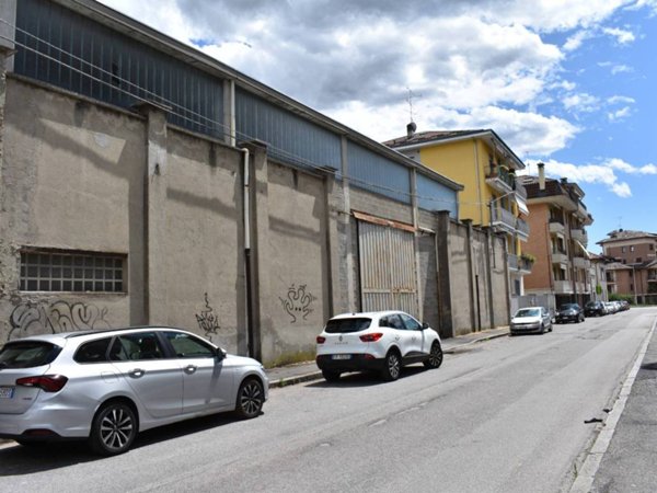 locale commerciale in vendita a Busto Arsizio
