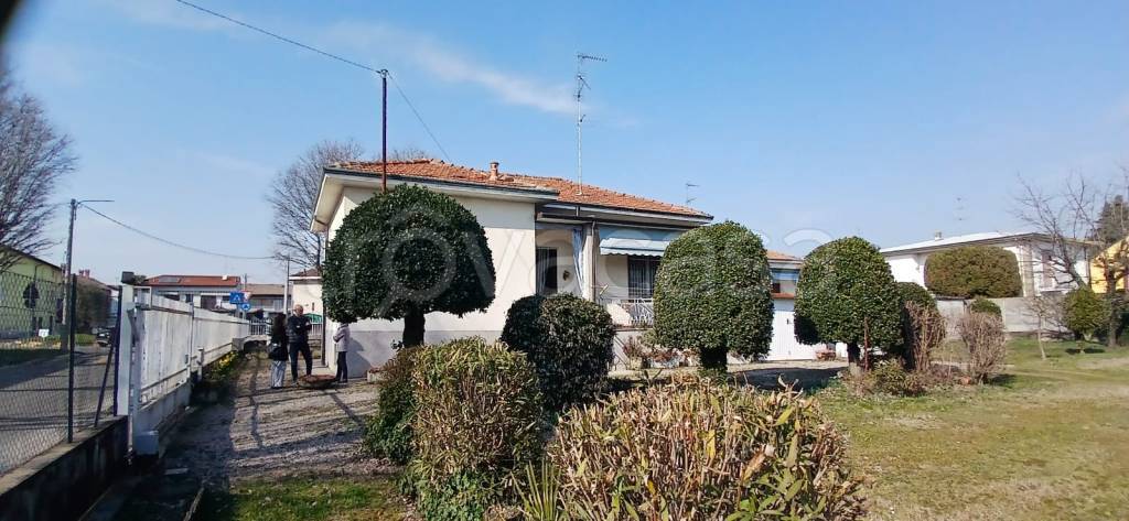 casa indipendente in vendita a Busto Arsizio in zona Borsano