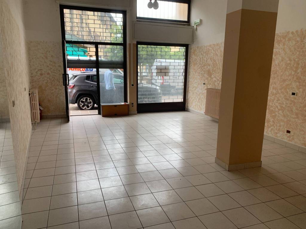 negozio in vendita a Busto Arsizio in zona Borsano