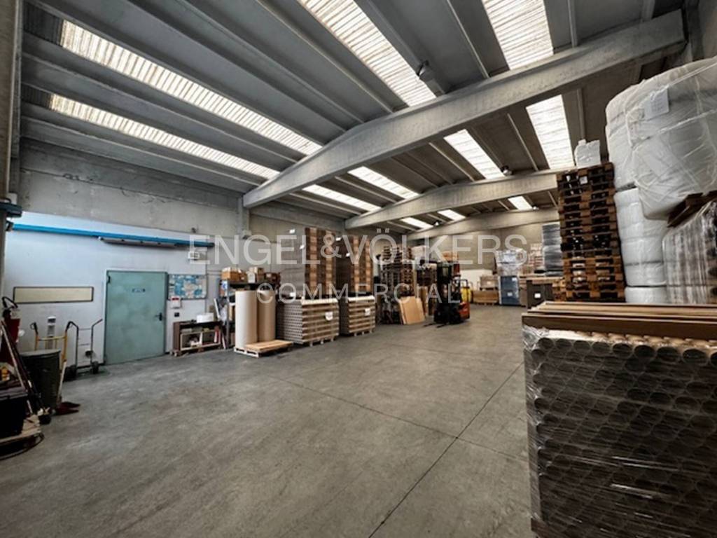 locale commerciale in vendita a Busto Arsizio