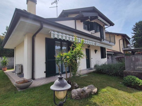 casa indipendente in vendita a Busto Arsizio in zona Borsano