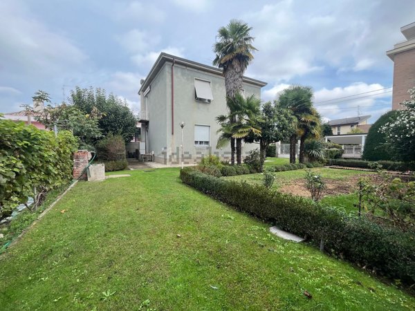 casa indipendente in vendita a Busto Arsizio