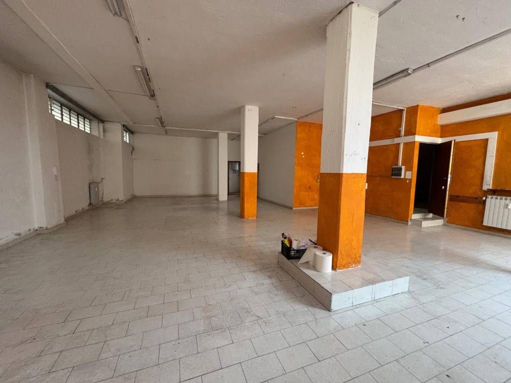 locale commerciale in vendita a Busto Arsizio in zona Borsano
