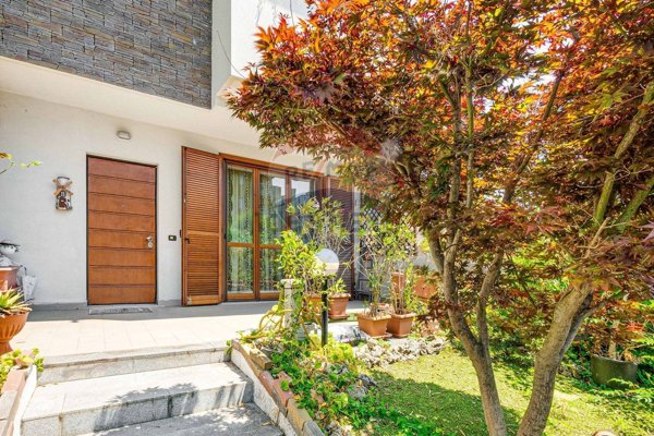 casa indipendente in vendita a Busto Arsizio