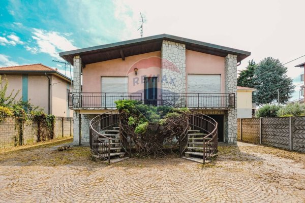 casa indipendente in vendita a Busto Arsizio