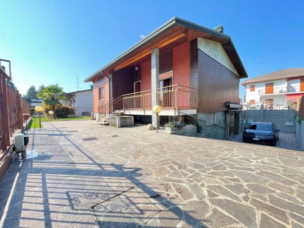casa indipendente in vendita a Busto Arsizio in zona Borsano