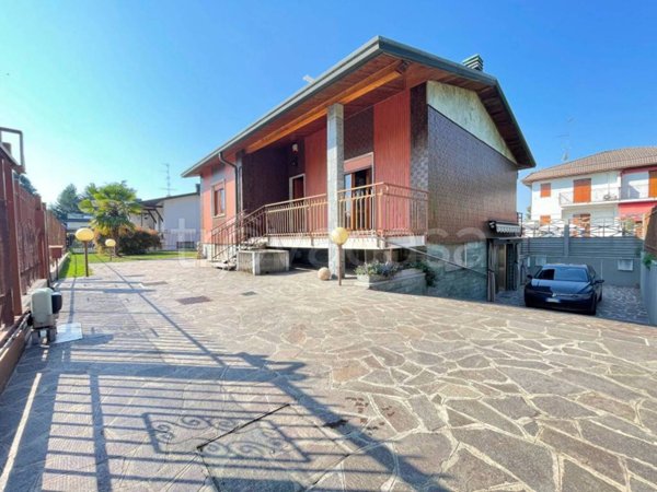 casa indipendente in vendita a Busto Arsizio in zona Borsano