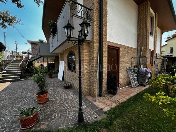 casa indipendente in vendita a Busto Arsizio