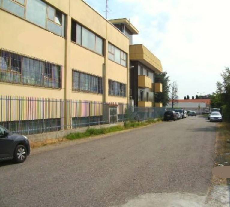 locale commerciale in vendita a Busto Arsizio