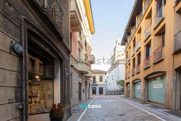 locale commerciale in vendita a Busto Arsizio