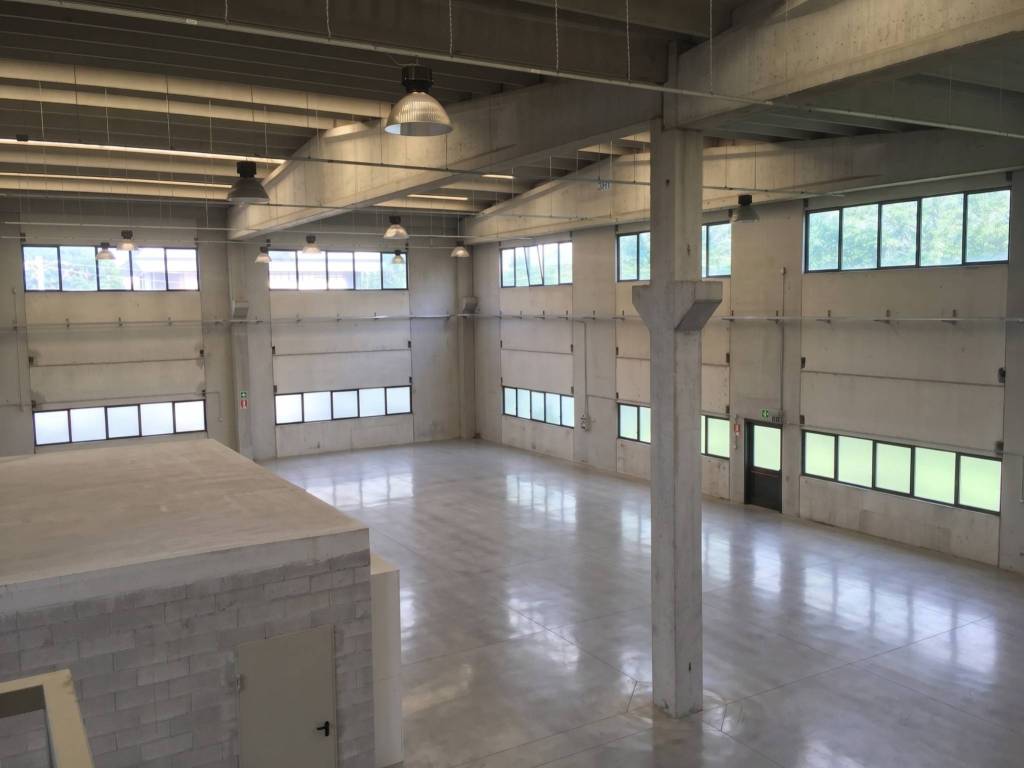 locale commerciale in vendita a Busto Arsizio
